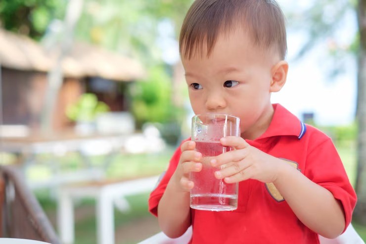 kebutuhan air bayi, bayi boleh minum air, air putih untuk balita, panduan minum air anak, kebutuhan cairan anak, bayi 6 bulan minum air, bayi 0-6 bulan air, bayi minum berapa ml air.